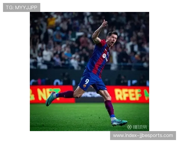 巴萨前锋莱万多夫斯基谈联赛争冠形势，强调团队稳定性